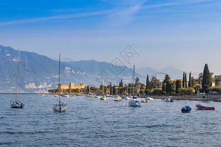 意大利北部城市意大利北部著名度假胜地加尔达湖区优美的湖畔小镇背景