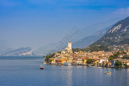 优美建筑意大利北部加尔达湖区优美的湖畔小镇背景