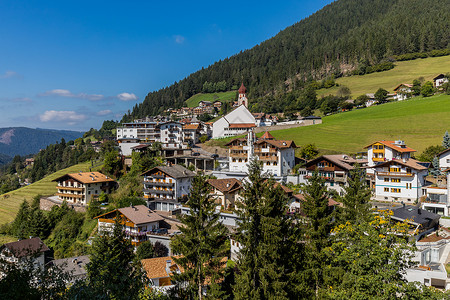 意大利阿尔卑斯山区群山乡村木屋图片