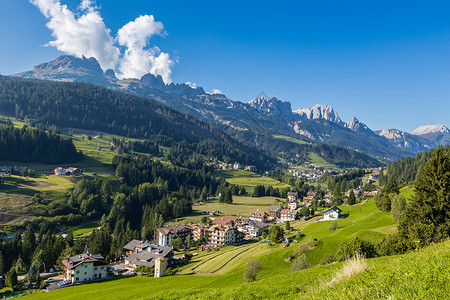 意大利阿尔卑斯山区群山环绕的乡村田园风光高清图片