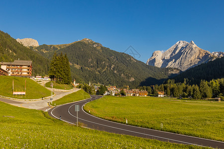 草原马路欧洲意大利山区蜿蜒的公路自然风光背景