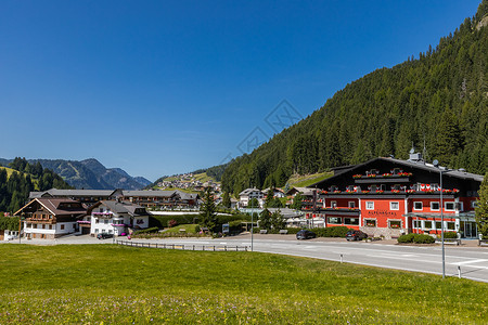 阿尔卑斯山区乡村田园自然风光高清图片