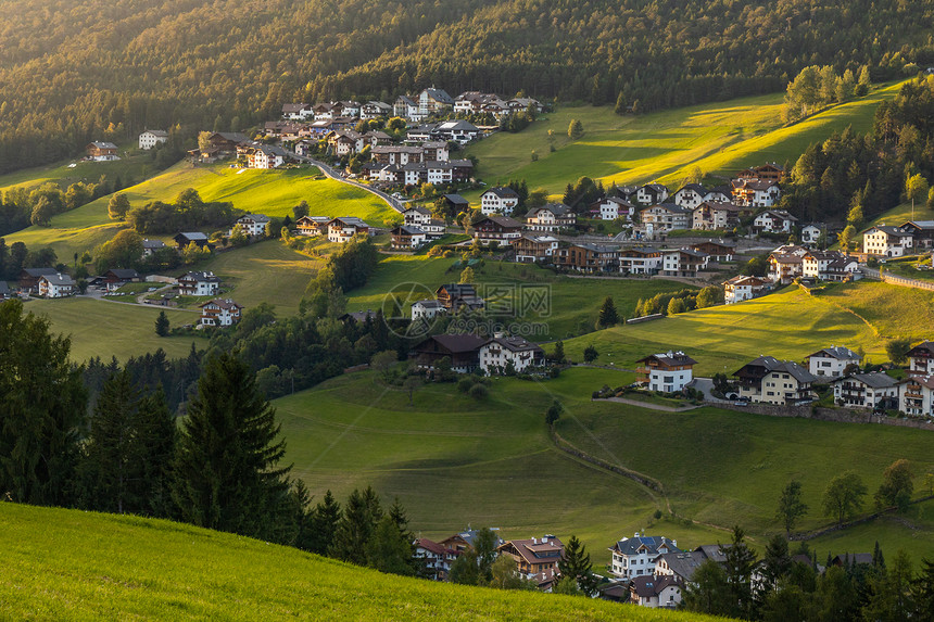 意大利阿尔卑斯山区错落有致的村庄图片