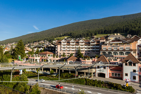 意大利阿尔卑斯山区中的优美小镇图片