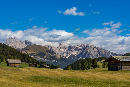 意大利多洛米蒂山区苏西高原群山山峦自然风光背景