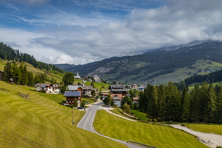 阿尔卑斯山乡村田园风光图片