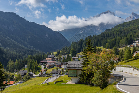 山下村庄意大利阿尔卑斯山区乡村田园风光山下的村庄背景