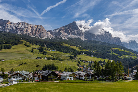 意大利阿尔卑斯山区乡村田园风光图片