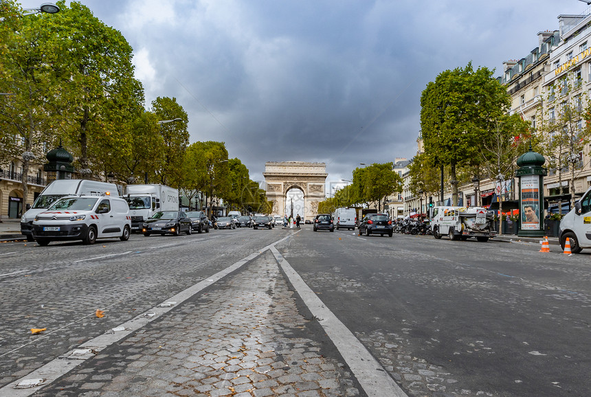 法国巴黎著名的香榭丽舍大道与凯旋门图片