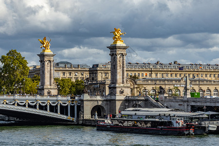 欧洲法国首都巴黎查理三世大桥城市风光图片