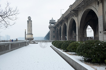武汉冬天英雄纪念碑雪景高清图片