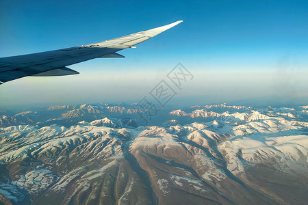 飞机上航拍雪山图片