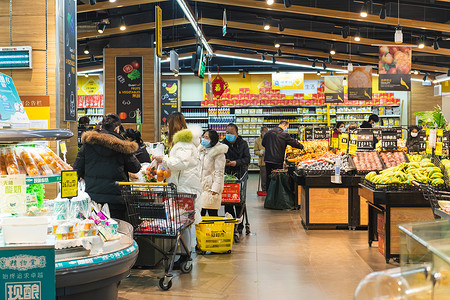 超市音响素材【媒体用图】疫情时戴口罩在商场购物的人们背景