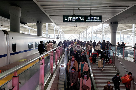 乘客楼梯2020年2月南宁高铁东站戴口罩出行的乘客【媒体用图】背景