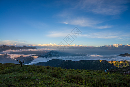 雅安牛背山云海雪山高清图片