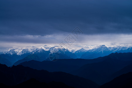 雅安牛背山云海雪山背景图片