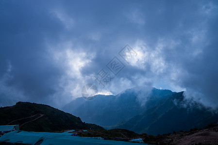 雅安牛背山云海雪山背景图片