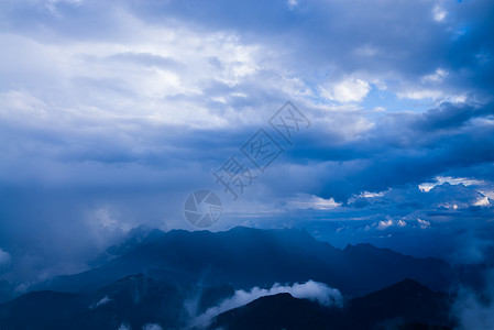 雅安牛背山云海雪山背景图片