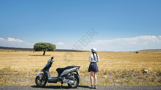 骑车赏荷的女孩土耳其卡帕多奇亚旷野美丽女孩旅游背影背景