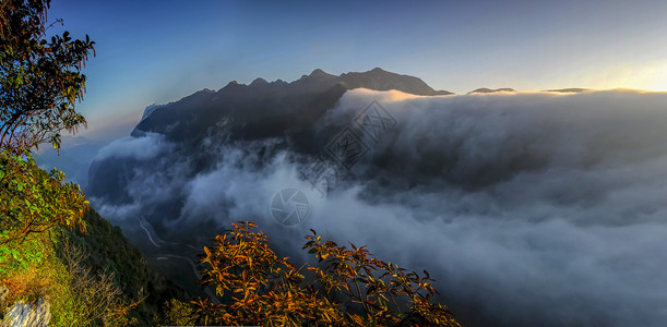 乌尔基格格所河峡谷晨雾背景