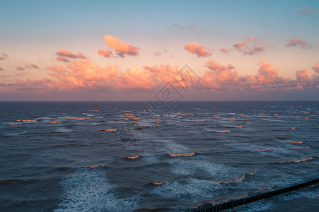 航拍黄海之滨海浪波涛图片
