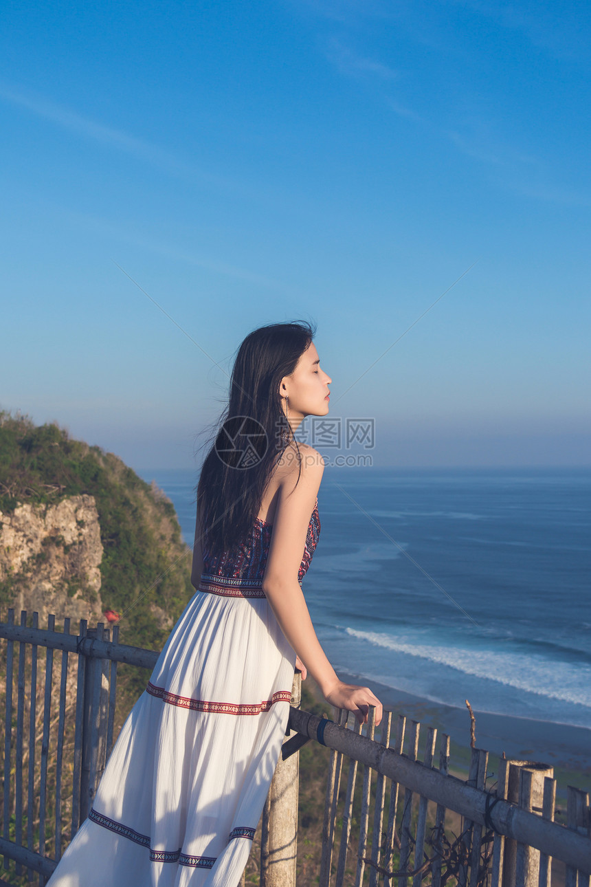 巴厘岛情人崖上的少女图片