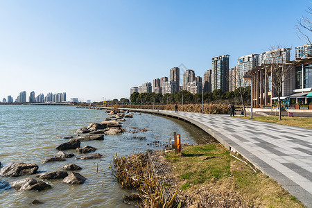 冬季湖边小区步道高清图片