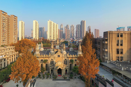 城市高楼包围中的武汉地标古德寺背景图片