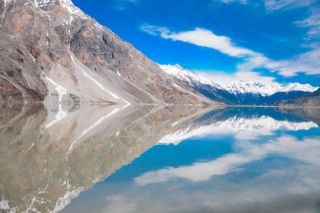 西藏然乌湖蓝天白云倒影高清图片
