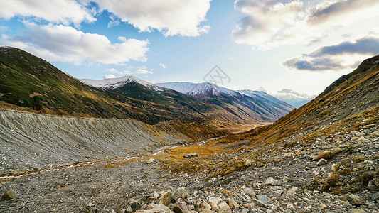 格鲁吉亚乌树故里高加索山脉背景