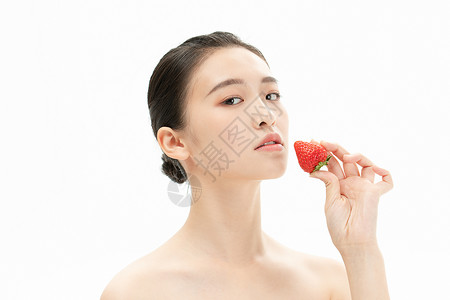 美妆少女与草莓背景