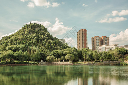 贵阳泉湖公园的青山绿水背景
