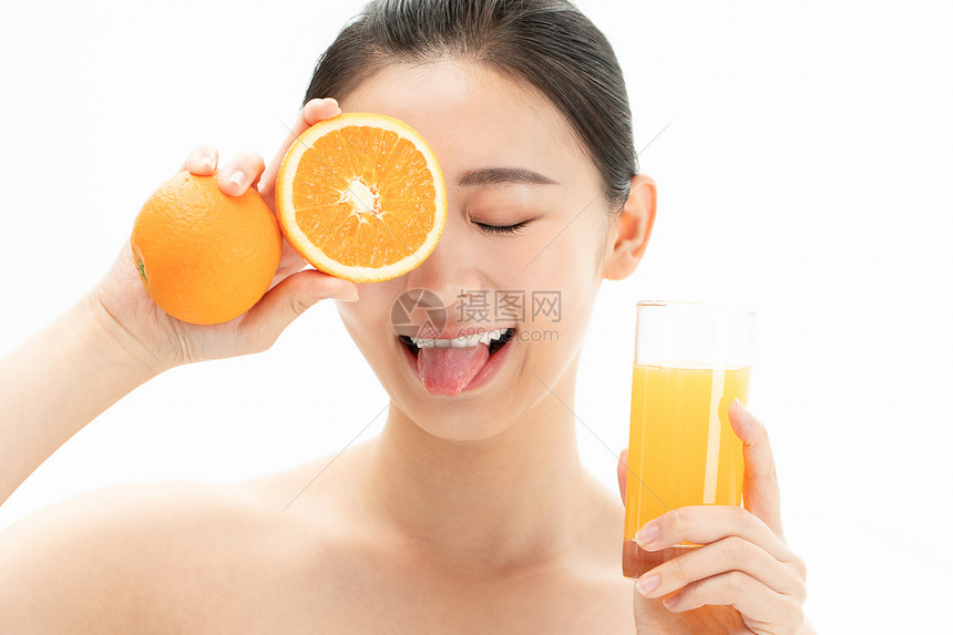 美妆少女与橙汁图片