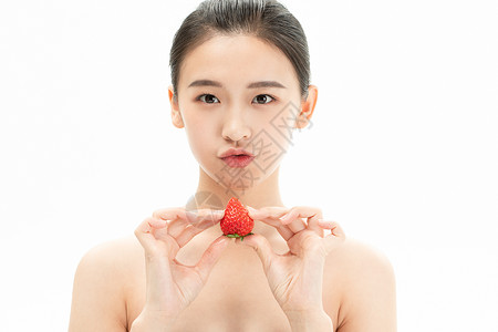 健康活力美妆少女与草莓背景
