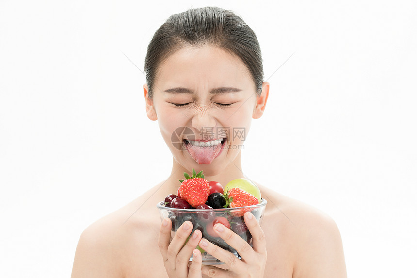 吐舌头活泼水果少女图片