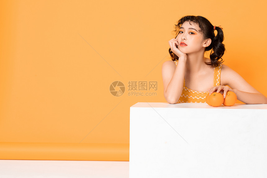 甜美少女与橙子图片