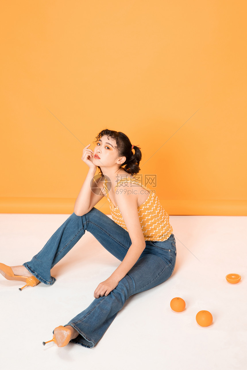 橙色少女图片