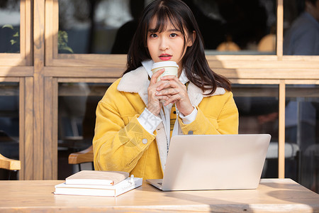 坐在咖啡馆喝咖啡的女孩高清图片