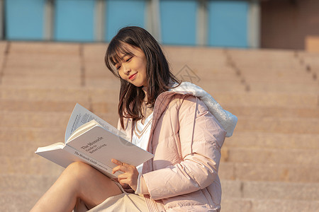 你还在等什么在校园台阶上看书的大学生背景