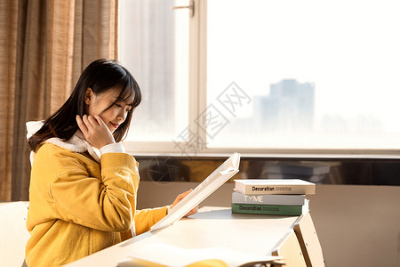 坐在教室看书的女大学生图片