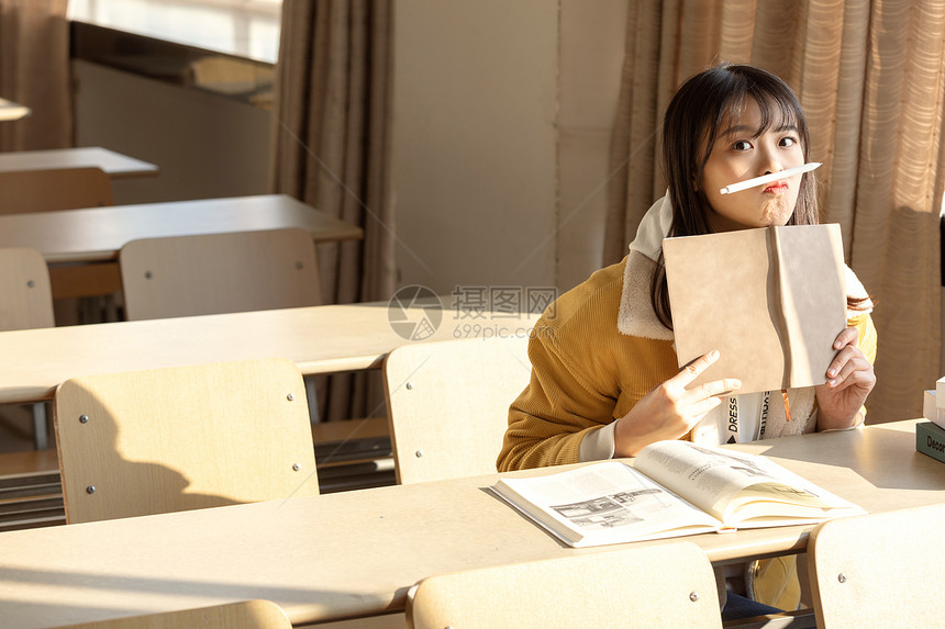 坐在教室学习的女大学生图片