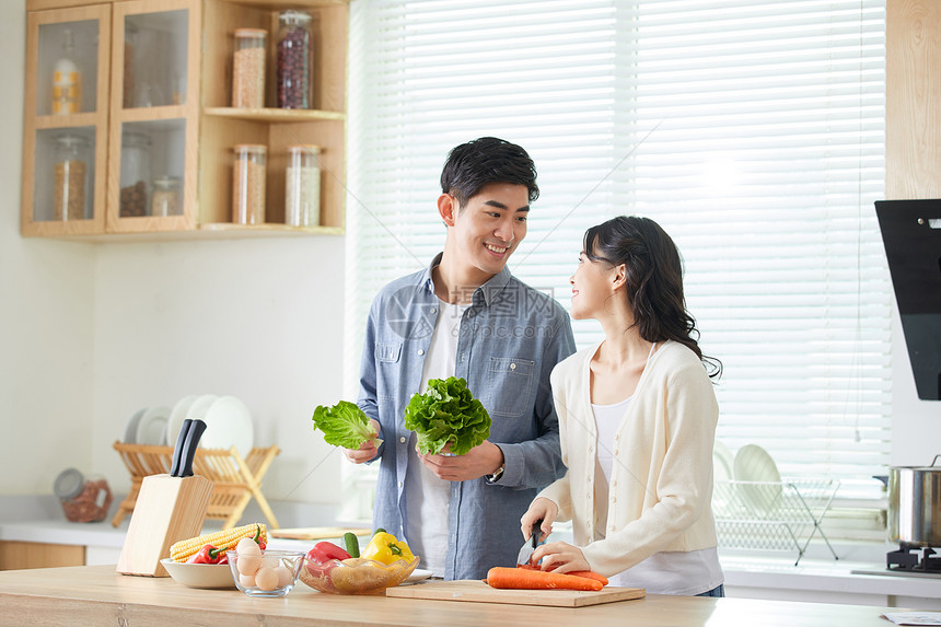 甜蜜情侣居家做饭图片