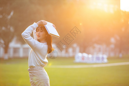 夕阳下的女大学生图片