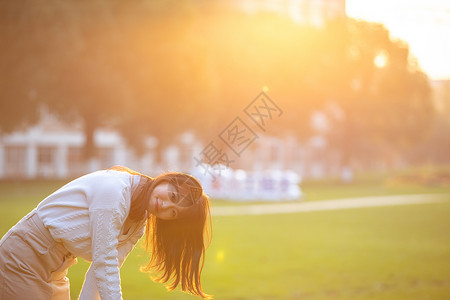 夕阳下活泼的女大学生图片