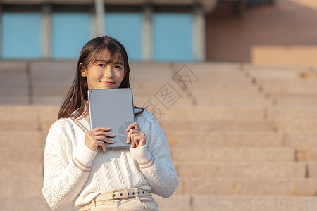 甜美女大学生户外玩平板电脑图片