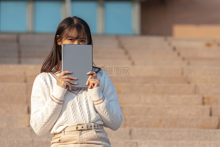 甜美女大学生户外玩平板电脑图片