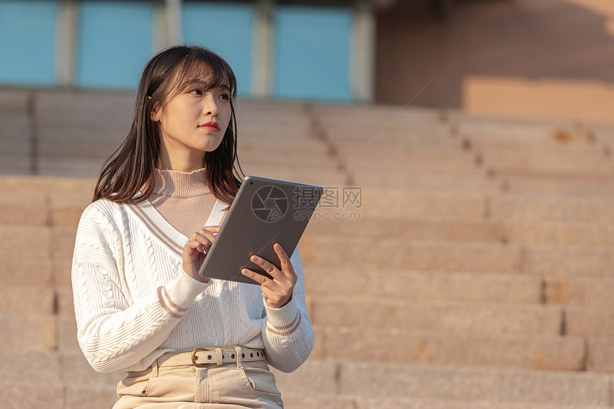 甜美女大学生户外玩平板电脑图片