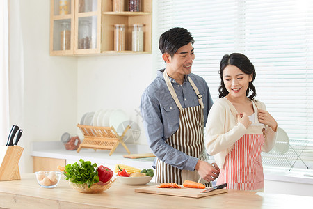 系围裙的人年轻男士给妻子系戴围裙背景