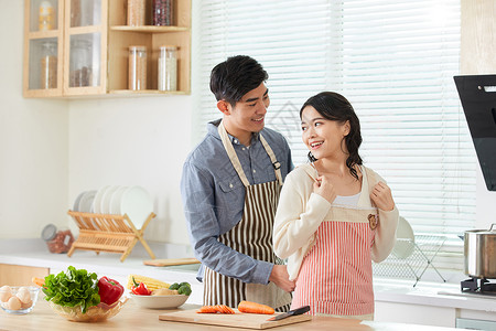 系围裙的人年轻男士给妻子系戴围裙背景