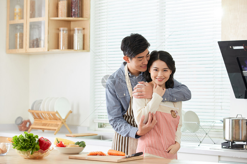 年轻夫妻在厨房一起做菜图片